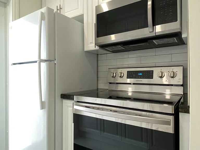 519 S Rainbow Dr — Photo 2