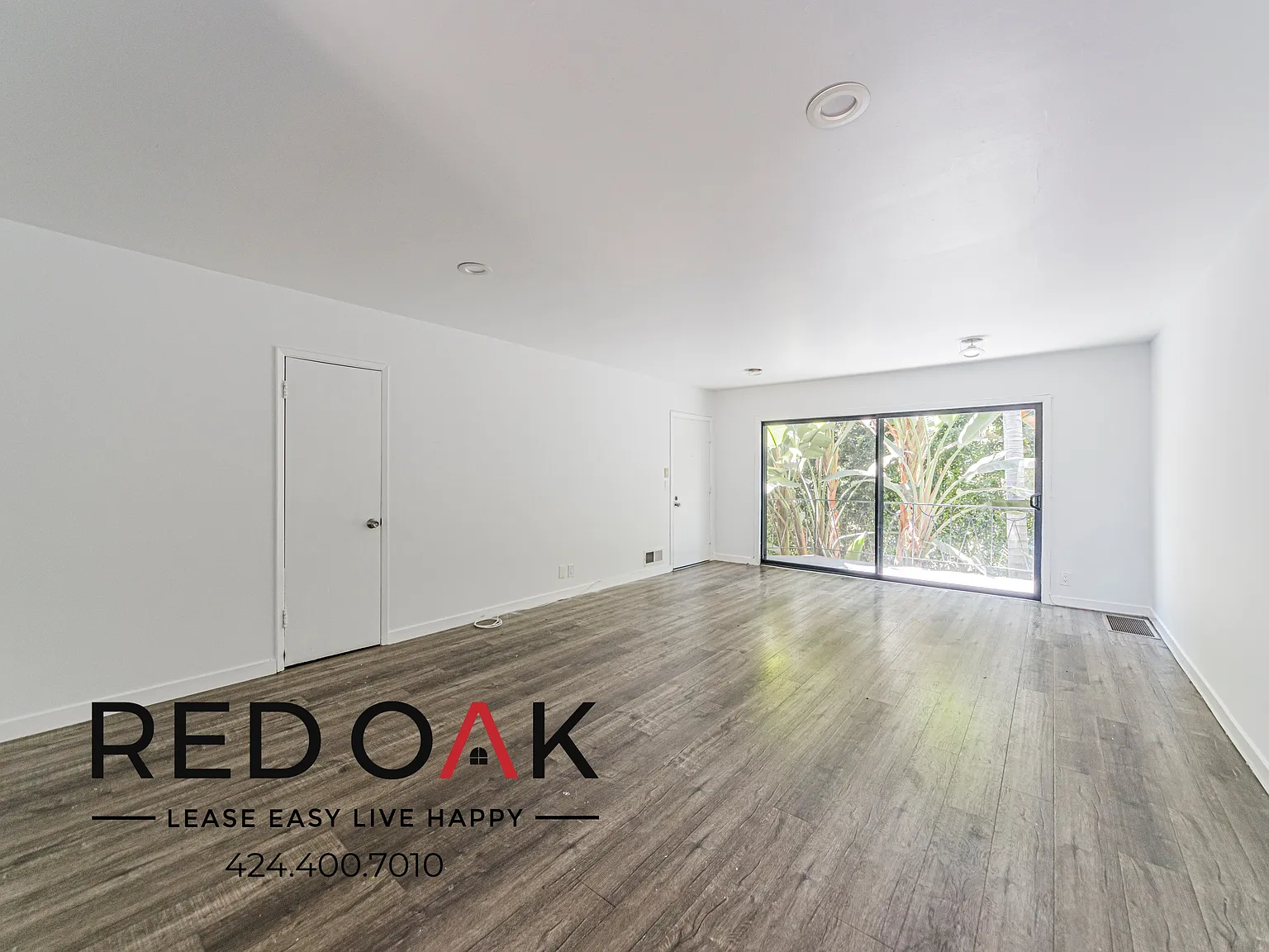 Fabulous Two Bedroom with Air Conditioning, Private Balcony, On-Site Laundry, and Available Parki... — Photo 2