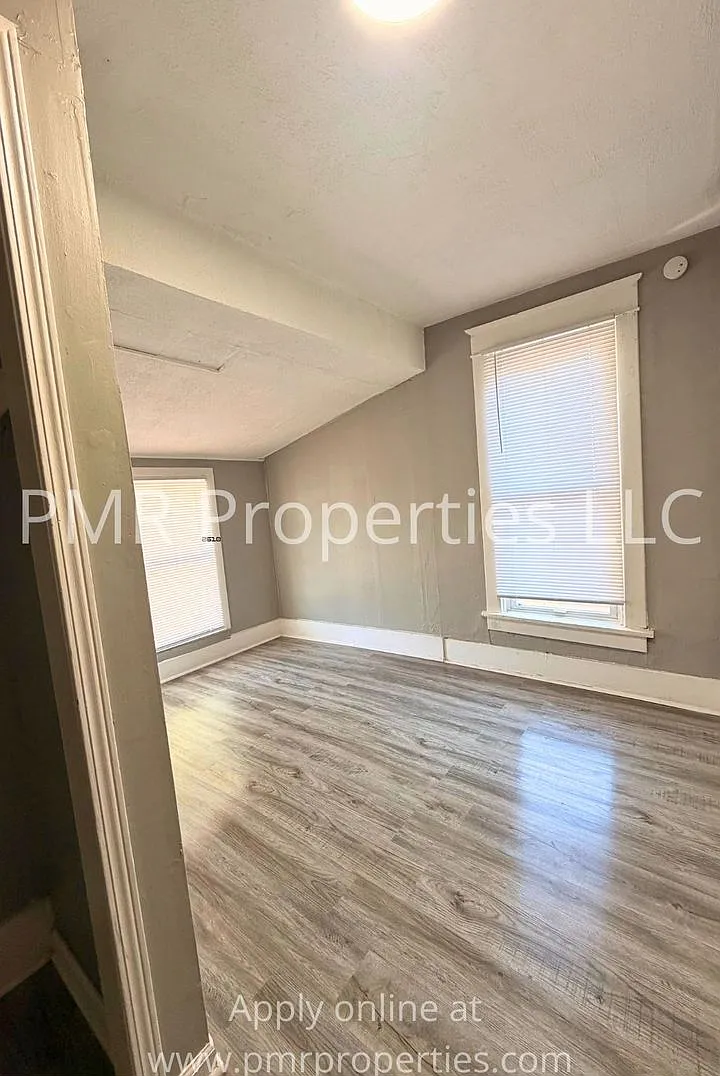 828 Ave B — Photo 4