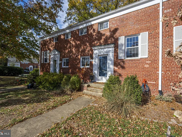 1635 Ripon Pl — Photo 1