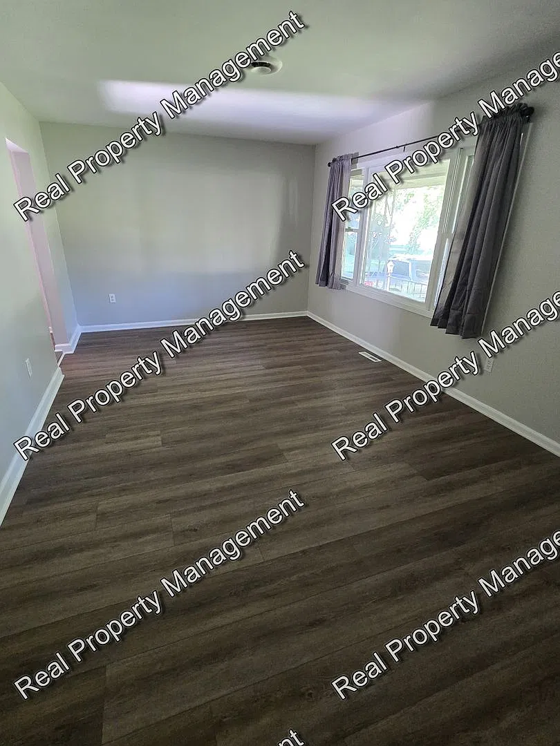Three Bedroom Ranch — Photo 3