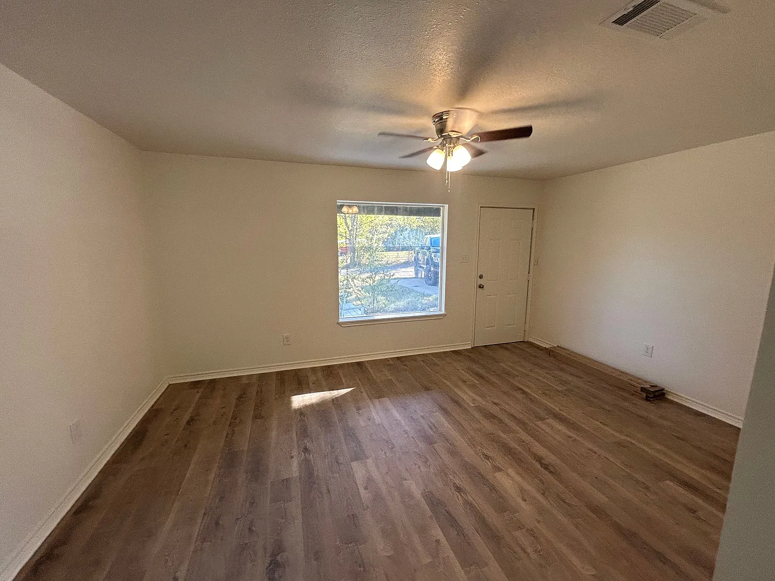 2 bed, 1.0 bath, 1101 sqft, $1,395 — Photo 2