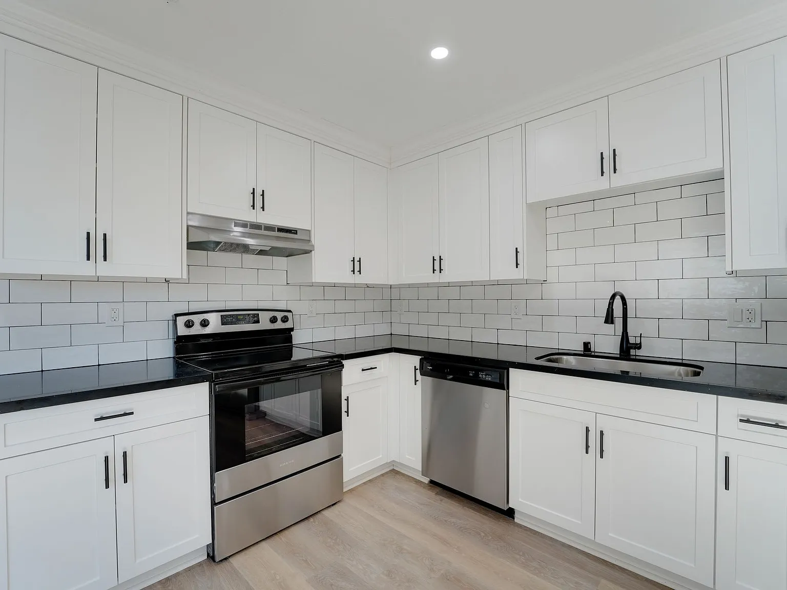 Duplet at Hillcrest | Modern Studio, 1 & 3 Bedroom Apartments — Photo 3