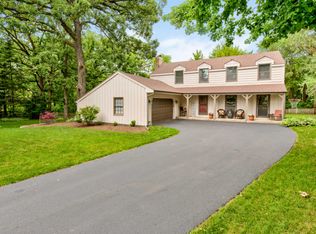 1758 Deerpath Ct, Naperville, IL 60565