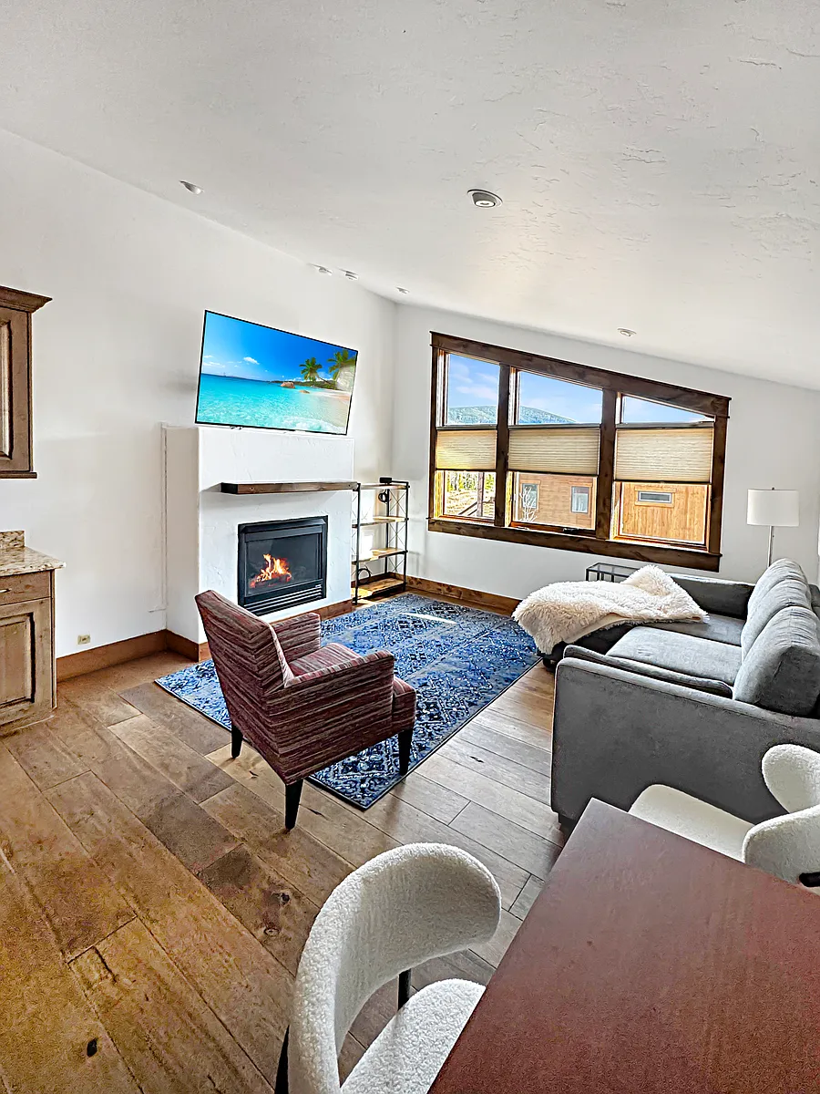 Building Photo - Mule Deer Ct