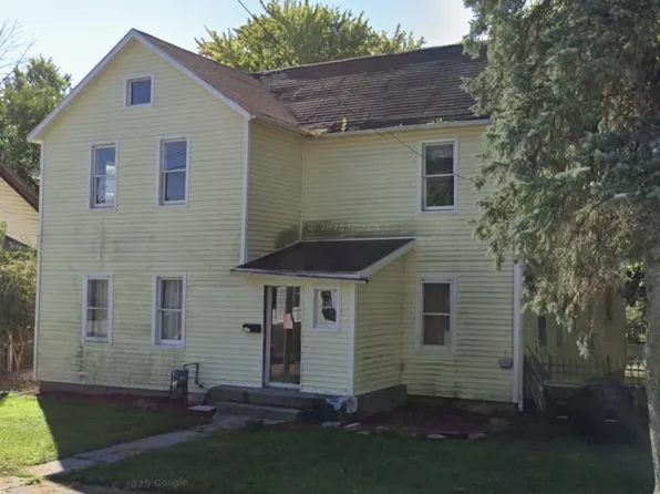 821 W Pleasant St, Freeport, IL 61032