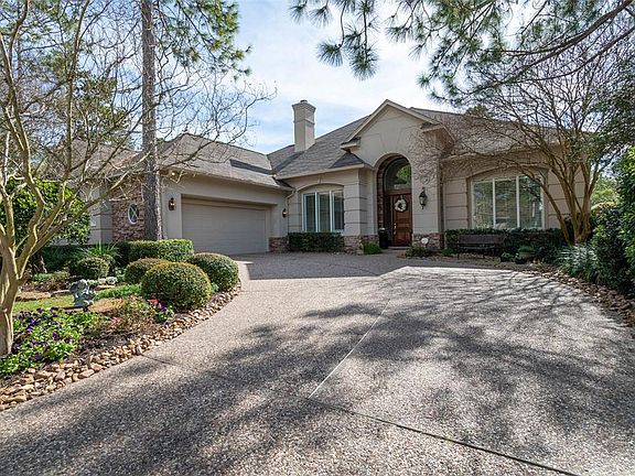 39 Somerset Pond Place has a wide driveway and a two car garage.