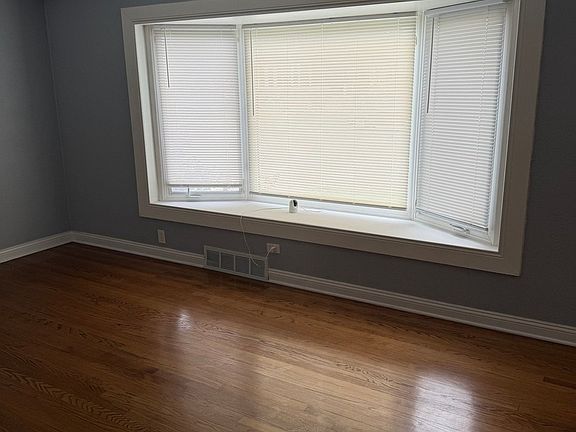 4th image of 10936 S Avenue L