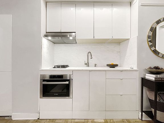 3rd image of 155 E 49th St Lobby 1E