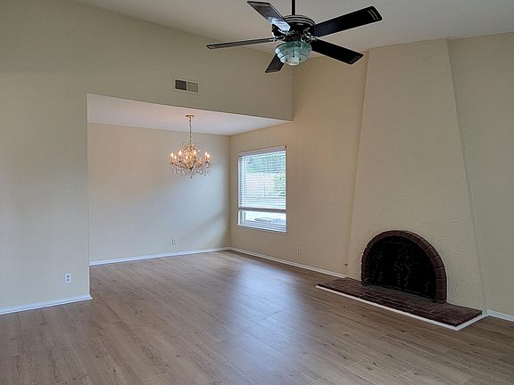 Living room/ dining room
Gas and wood fireplace