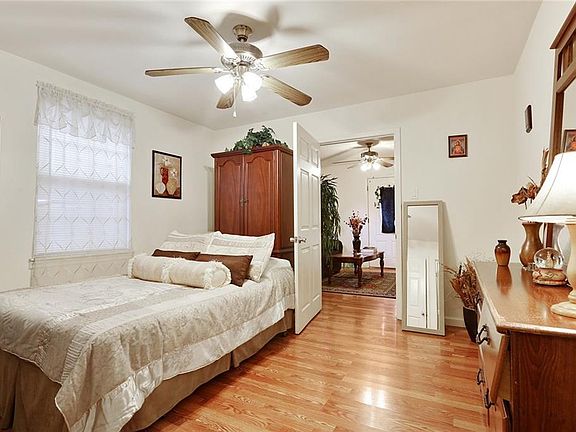 3rd image of 116-18 S Genois St