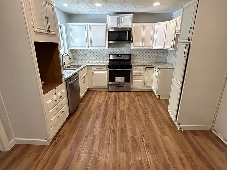 2750 Ridgewood St — Photo 8