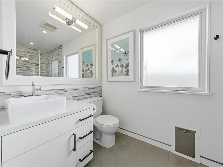 2219 Graham Ave — Photo 32