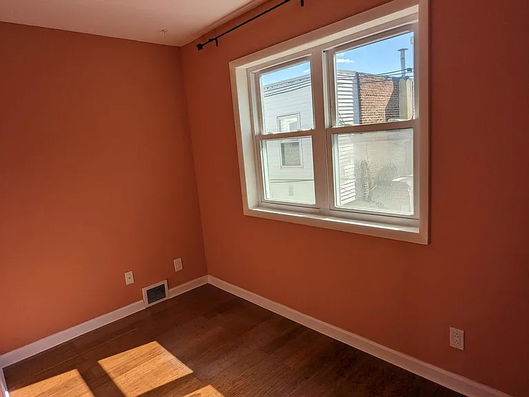 1048 Tree St — Photo 7