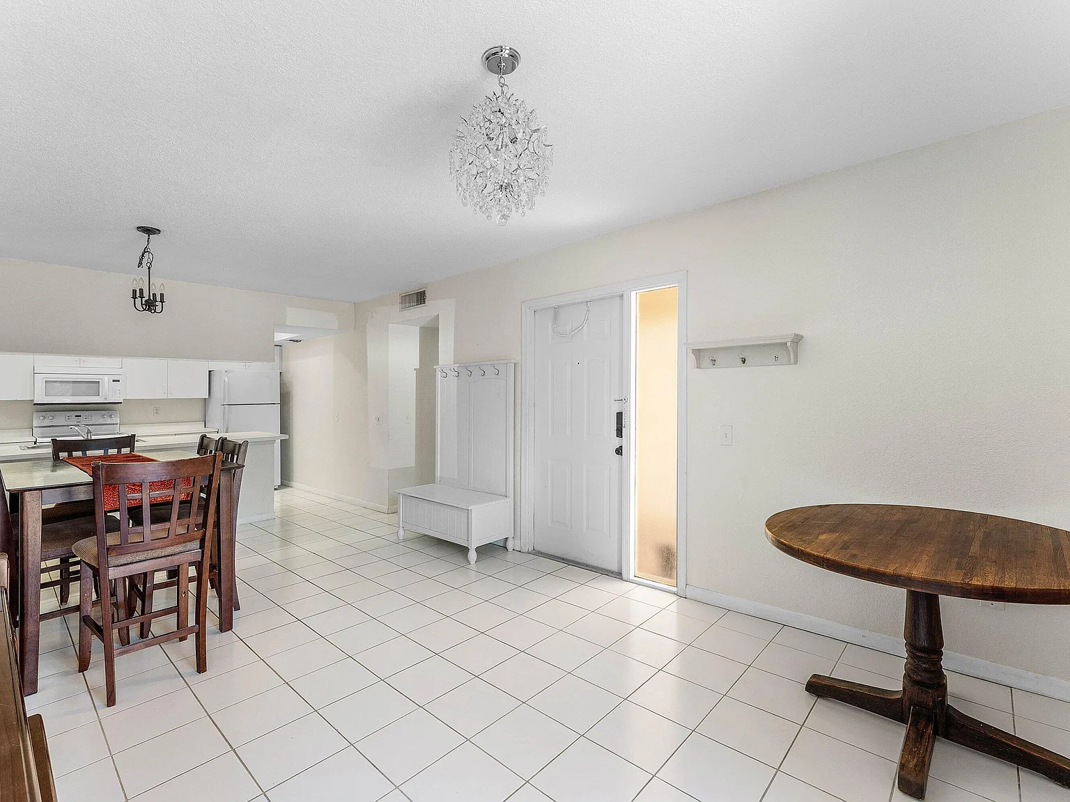 3 bed, 2.0 bath, 1024 sqft, $2,100 — Photo 4