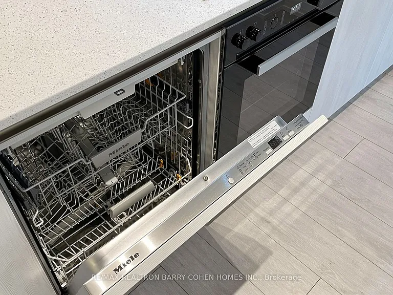 400 King St W #823 — Photo 17