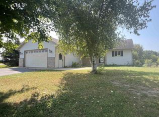 W6109 Ridge Rd, Pardeeville, WI 53954
