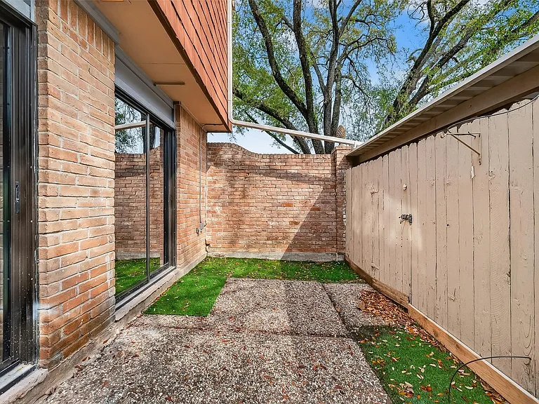 500 N Post Oak Ln — Photo 46