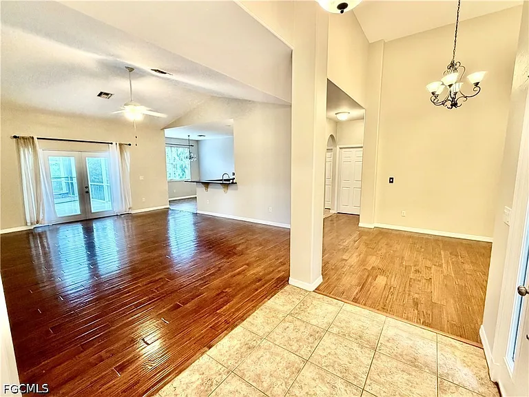1466 Argyle Dr — Photo 2