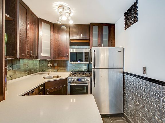 5th image of 200 E 27th St APT 3H
