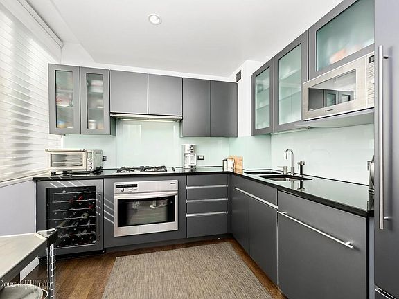 4th image of 60 E 55th St APT 31B