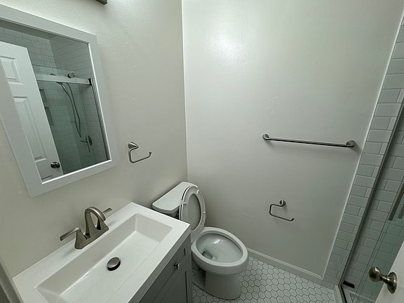 4th image of 552 Everett Ave #7