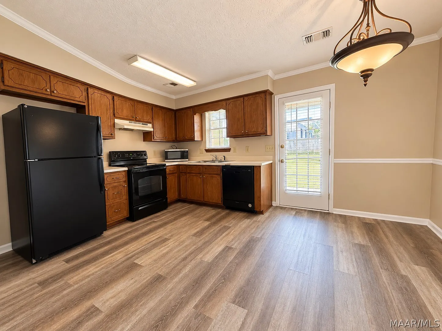 2 bed, 1.5 bath, 1024 sqft, $1,050 — Photo 2