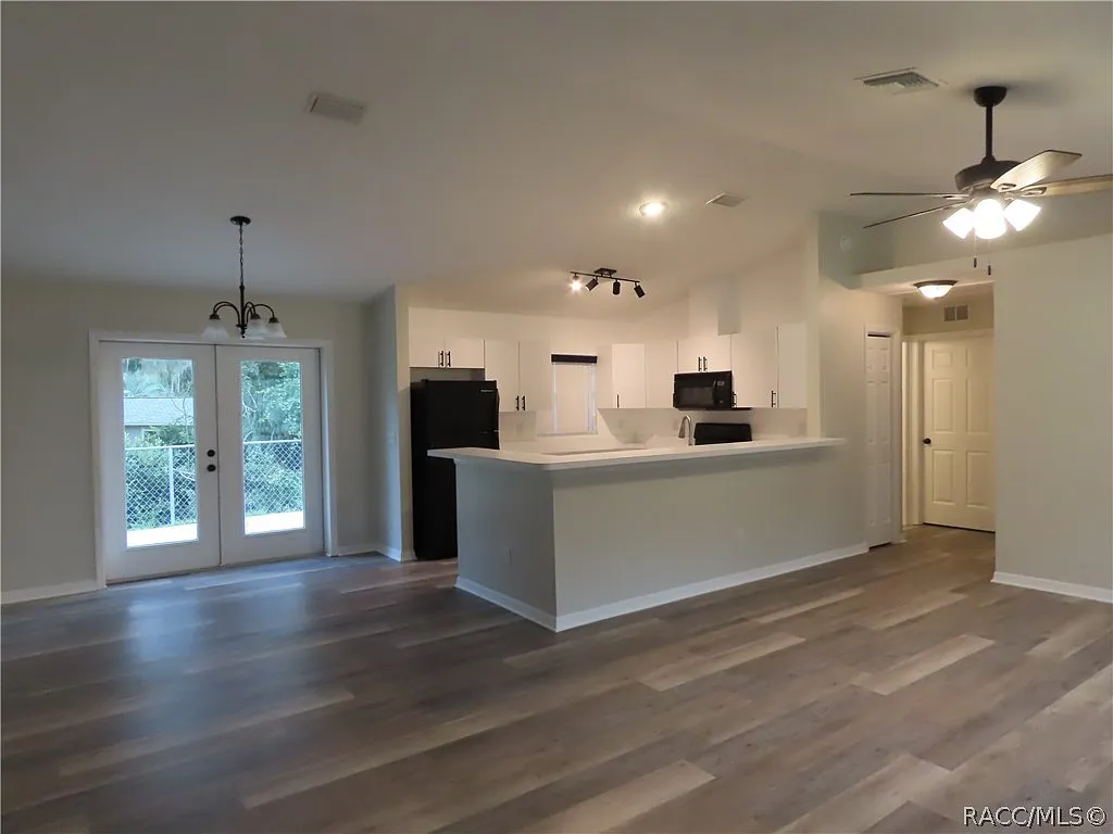 3 bed, 1360 sqft, $1,600 — Photo 2