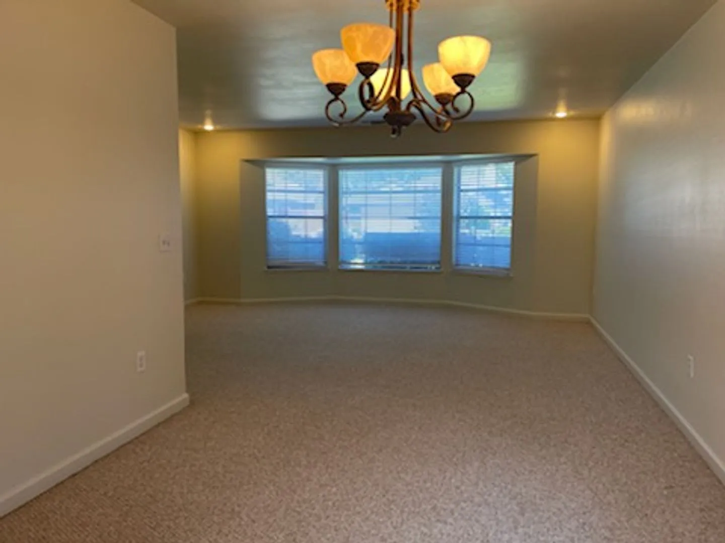 Large Beautiful Home Oak Haven Subdivsion — Photo 4