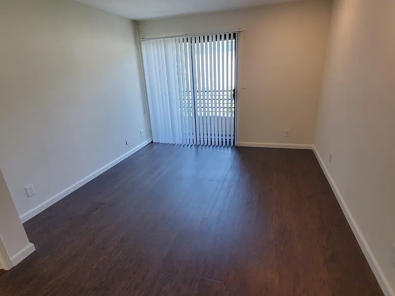 Burton Way Apartments — Photo 11