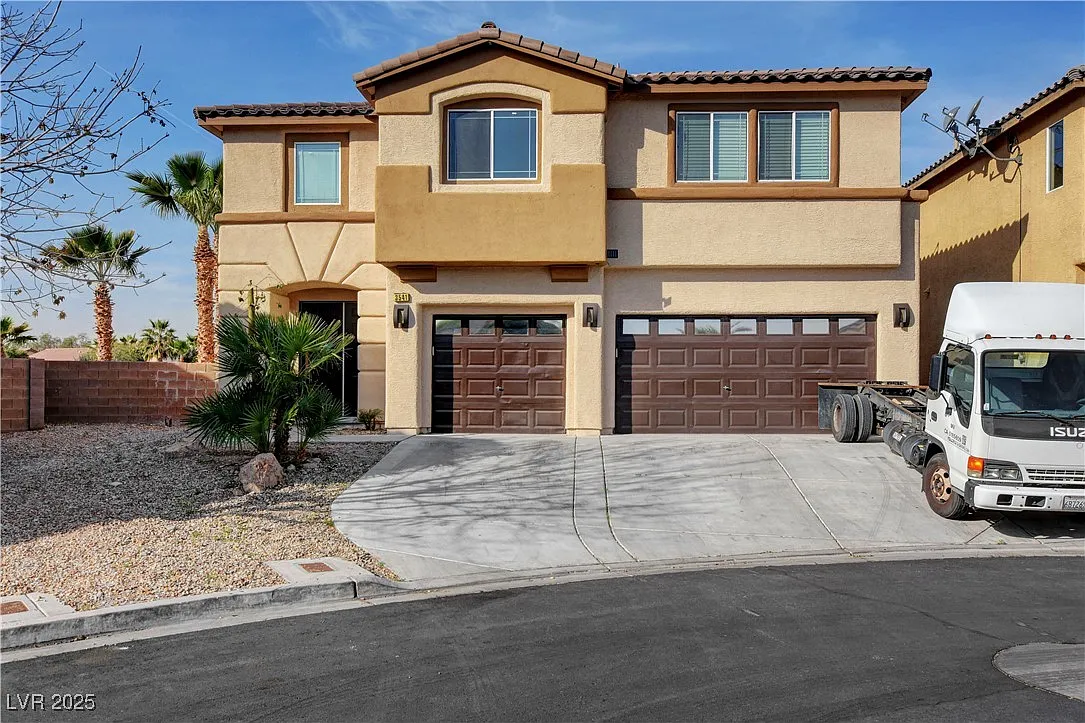5 bed, 3.5 bath, 3765 sqft, $5,000 — Photo 2
