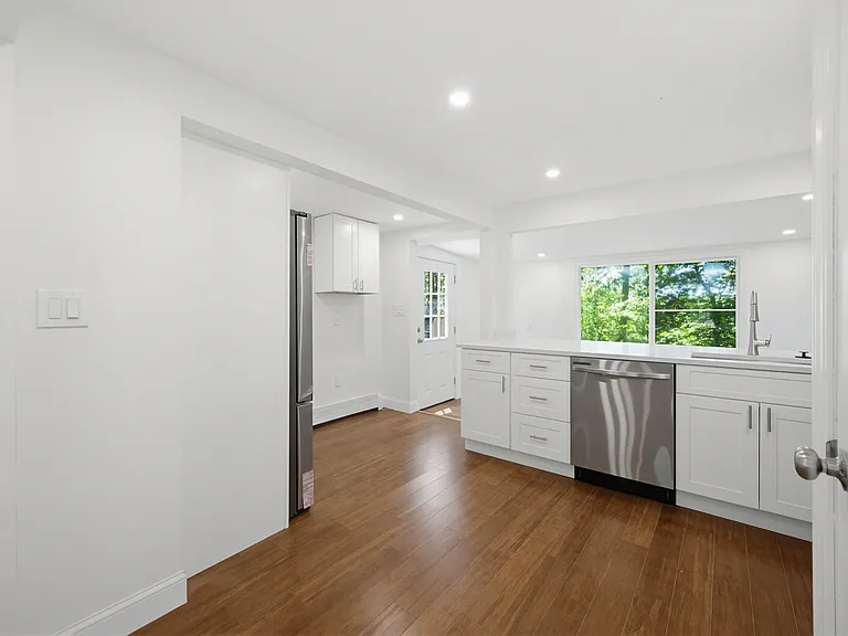 88 Deforest St — Photo 4