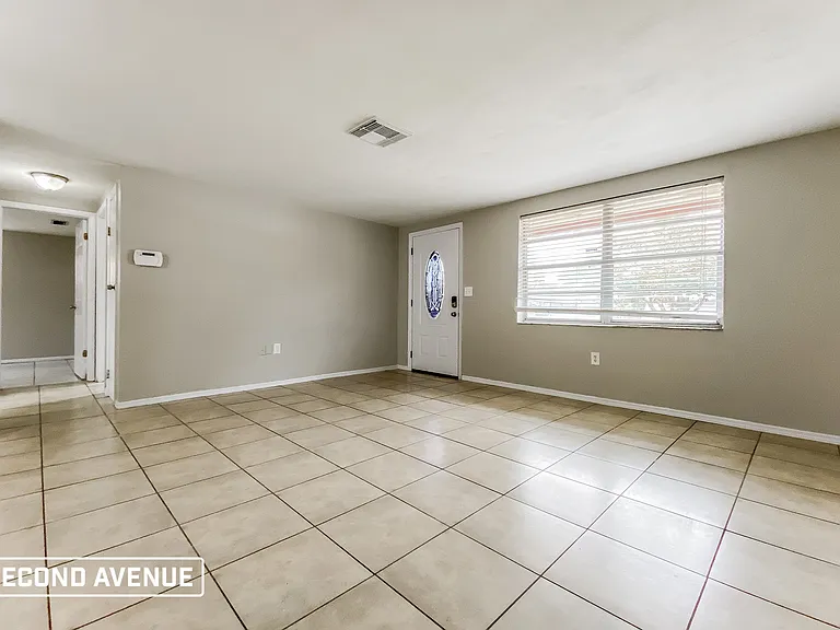 4847 Elmwood St — Photo 2