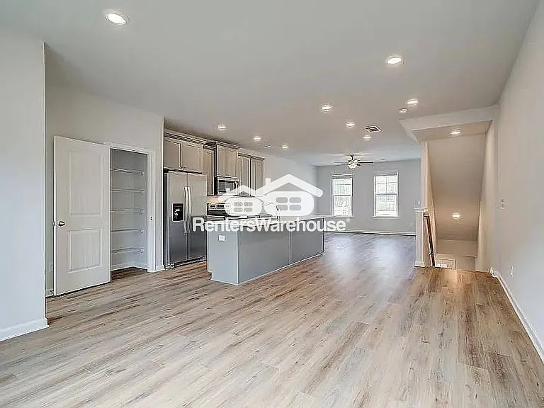 3203 Bateman Dr — Photo 3