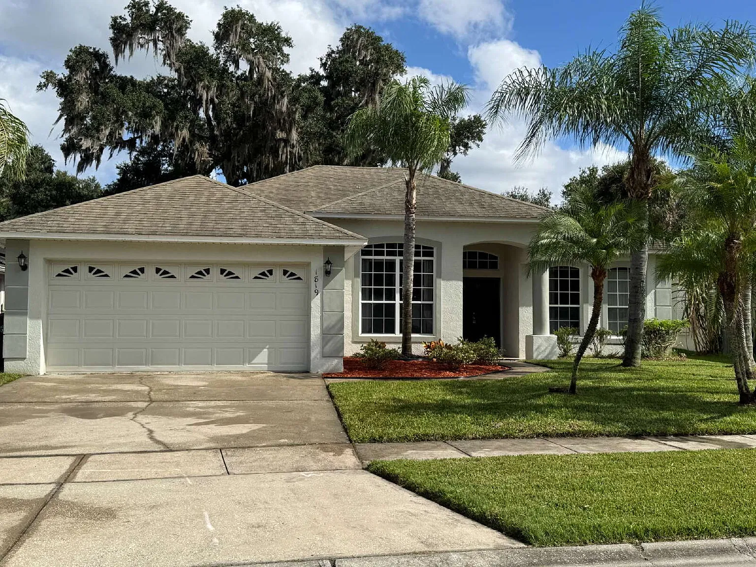 3 bed, 2.0 bath, 1839 sqft, $1,980 — Photo 2