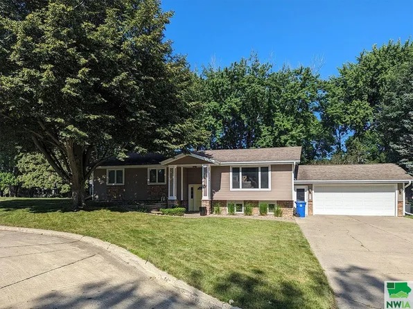 431 12th Avenue Cir NE, Sioux Center, IA 51250