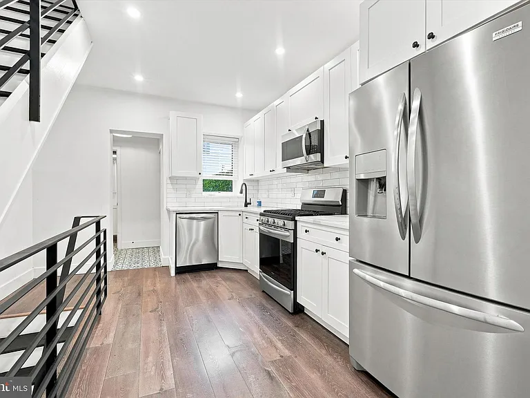 530 E Thompson St — Photo 5