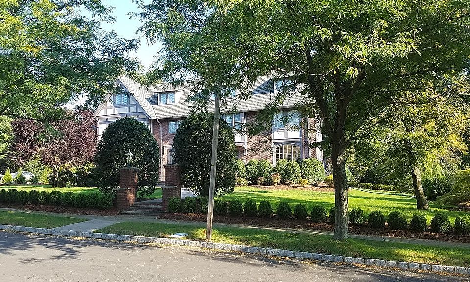 2nd image of 67 Melrose Pl
