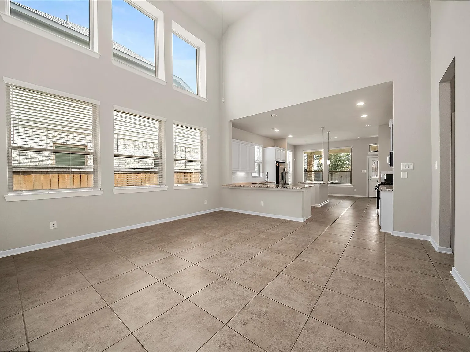 4 bed, 3.0 bath, 2910 sqft, $3,200 — Photo 4