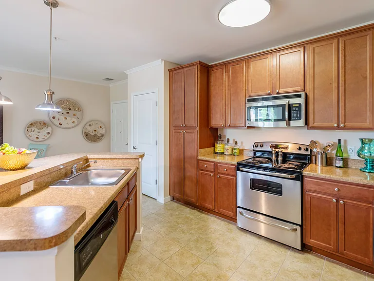 River House Apartments — Photo 31