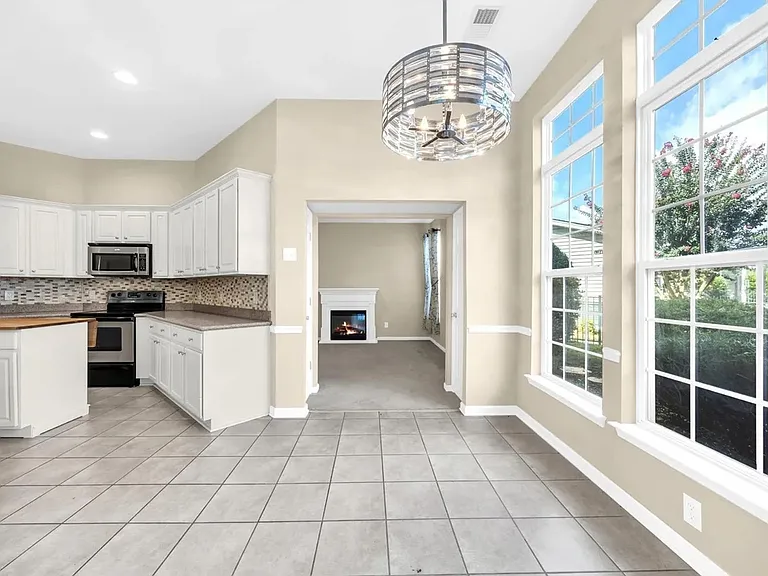 414 Carriage Lake Dr — Photo 4
