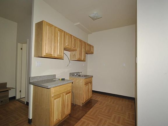 3rd image of 944 Leggett Ave APT 3R