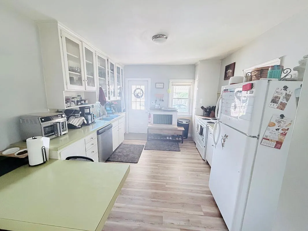 2 bed, 1.0 bath, 1158 sqft, $1,825 — Photo 3