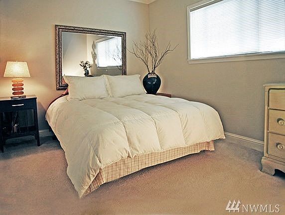 2nd image of 420 W Crockett St #420