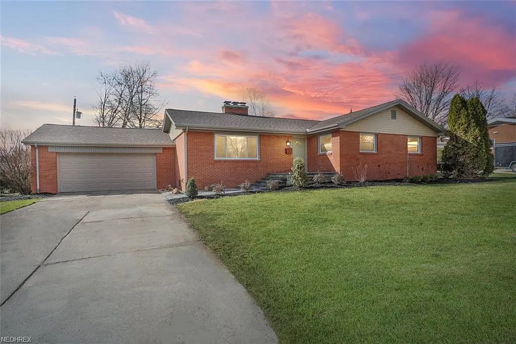 2592 Birchwood Dr photo 1
