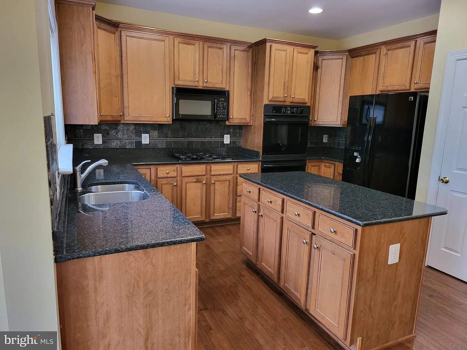 3 bed, 3.5 bath, 2595 sqft, $3,200 — Photo 4