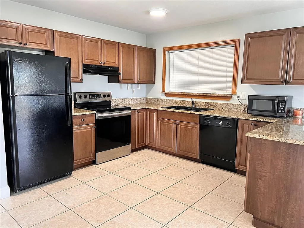 3 bed, 2.0 bath, 1176 sqft, $1,800 — Photo 3