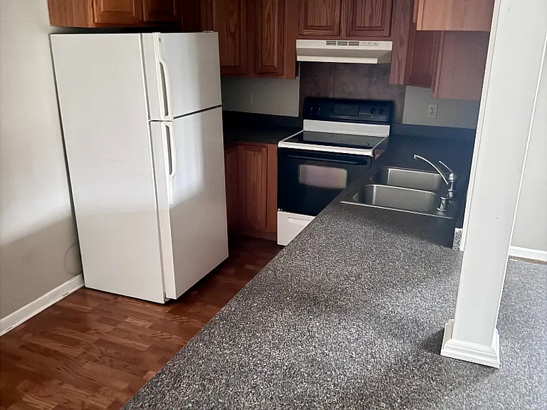 597 Hampton Way — Photo 4
