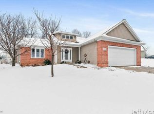 3820 Ravinewood Cir SE, Grand Rapids, MI 49508