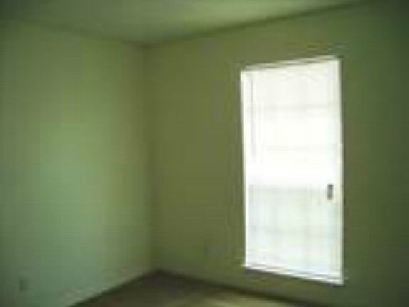 5th image of 210 Lee St